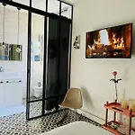 Montmartre Romantic, Bed & Breakfast - Paris