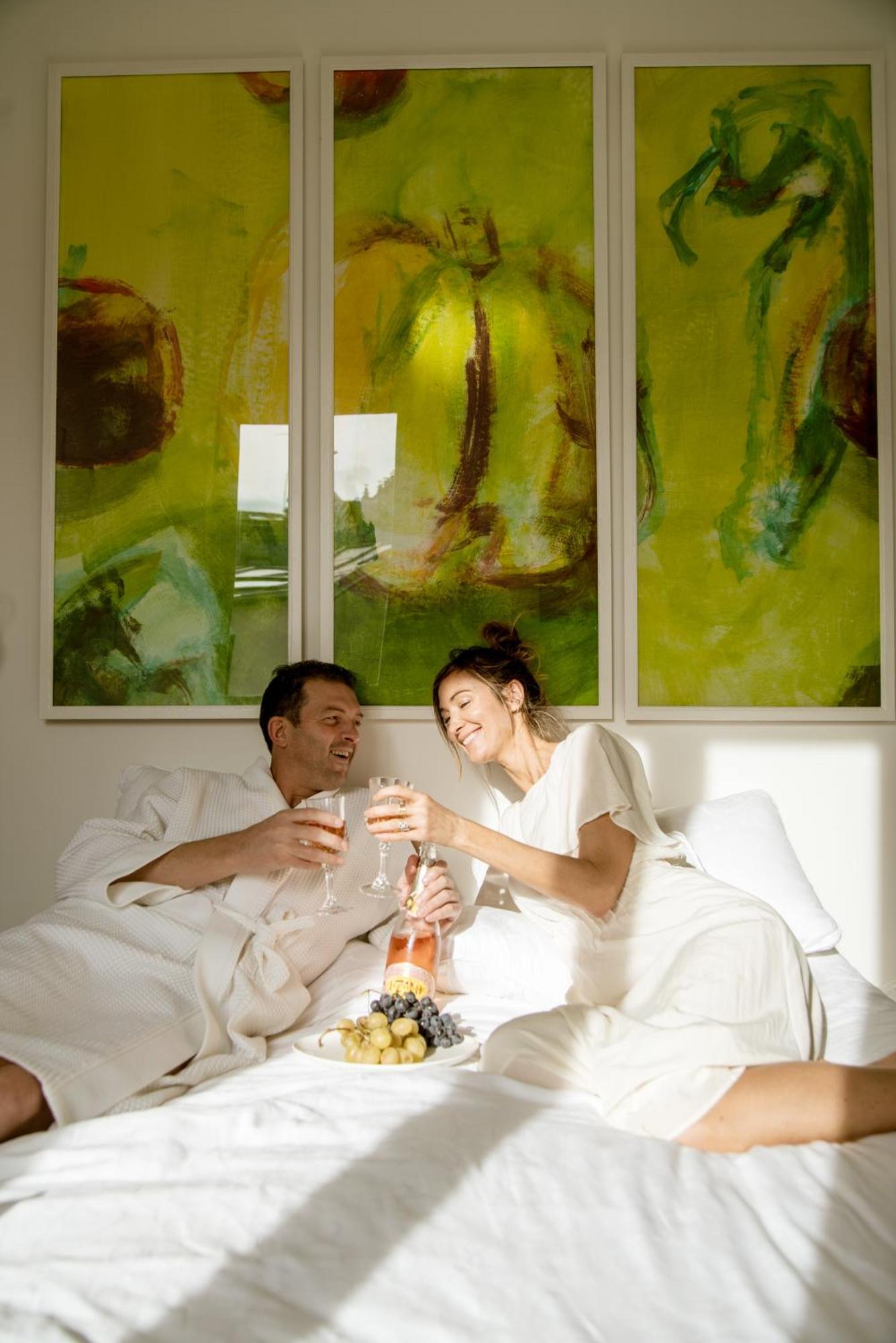 Bed & Breakfast Montmartre Romantic, - Paris